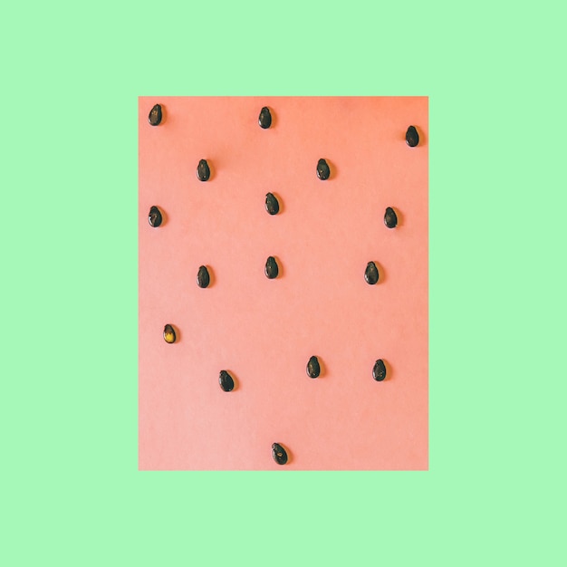 Wassermelonencollage mit Samen auf rosa und grünem Hintergrund. Minimales Konzept des Essens.