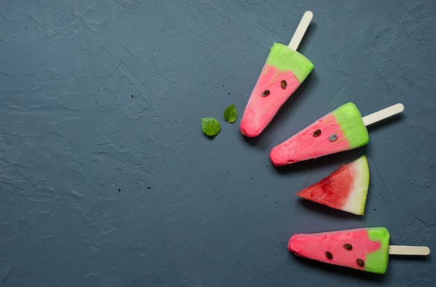 Wassermeloneneis auf einem grauen Hintergrund