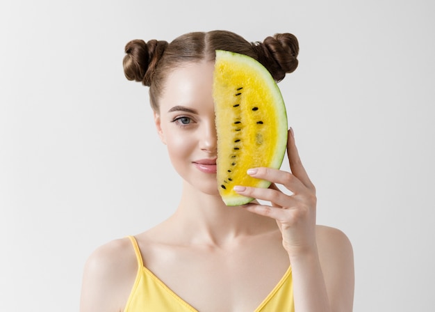 Wassermelonenfrau isst gelbes lustiges leckeres Essen