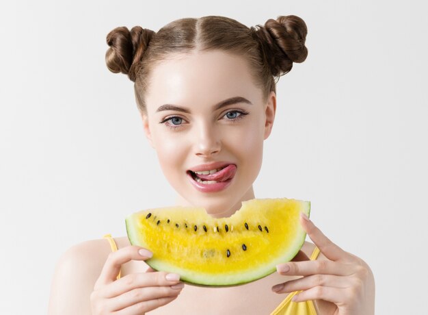 Wassermelonenfrau isst gelbes lustiges leckeres Essen