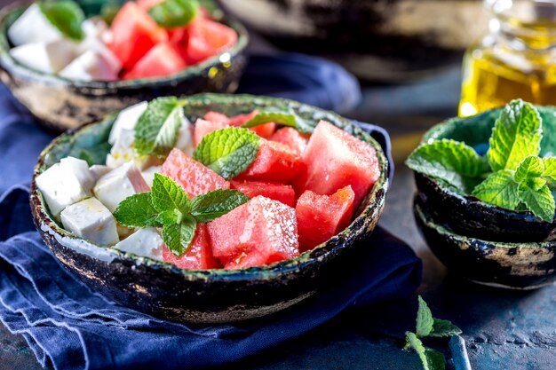 Wassermelonenkäse- und Minzensalat mit Olivenöl. Nahansicht