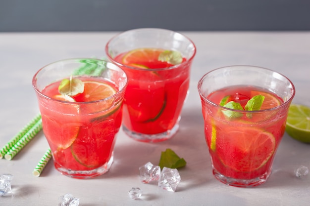 Wassermelonenlimonade mit Limette und Minze