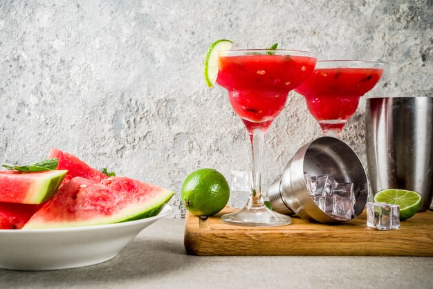 Wassermelonenmargaritacocktail mit Kalk und geschnittener Wassermelone