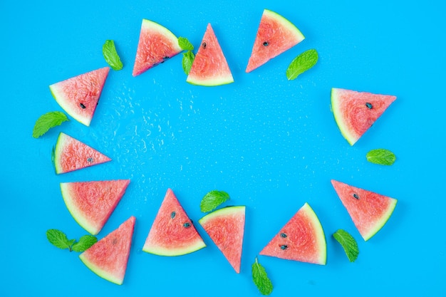 Wassermelonenmuster Rote Wassermelone auf blauem Hintergrund Sommerkonzept Flache Draufsicht Kopie Raum