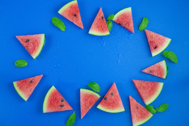 Wassermelonenmuster Rote Wassermelone auf blauem Hintergrund Sommerkonzept Flache Draufsichtkopie