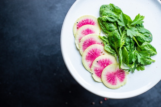 Wassermelonenrettich frischer Salat chinesischer Daikon Scheiben Keto oder Paläo Diät