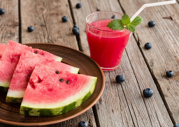 Wassermelonensaft auf einem Holztisch. Es kann als Hintergrund verwendet werden