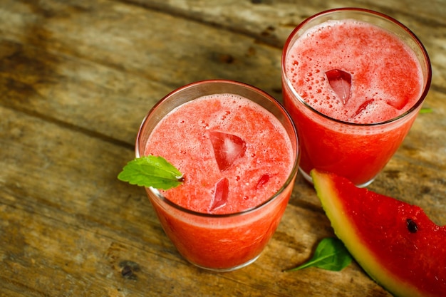 Wassermelonensaft auf einem Holztisch