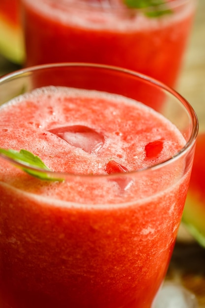 Wassermelonensaft auf einer Holztischnahaufnahme