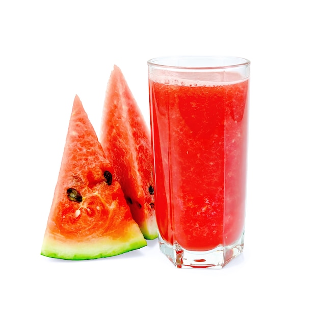 Wassermelonensaft in einem hohen Glas mit zwei Stücken der Wassermelone lokalisiert auf weißem Hintergrund