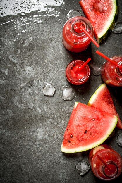 Wassermelonensaft in Flaschen mit Eis