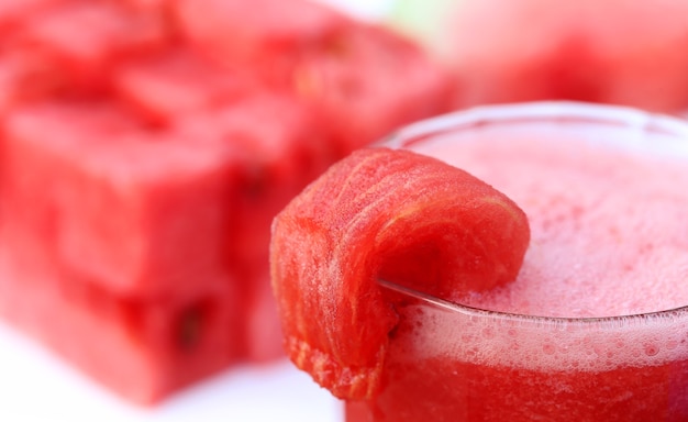 Wassermelonensaft mit geschnittenen Früchten