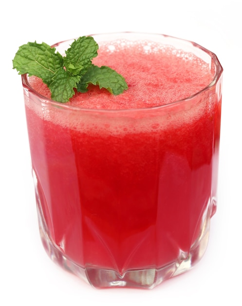 Wassermelonensaft mit Minzblättern auf weißem Hintergrund