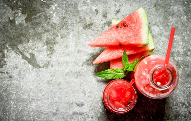 Foto wassermelonensaft mit minze auf dem steintisch