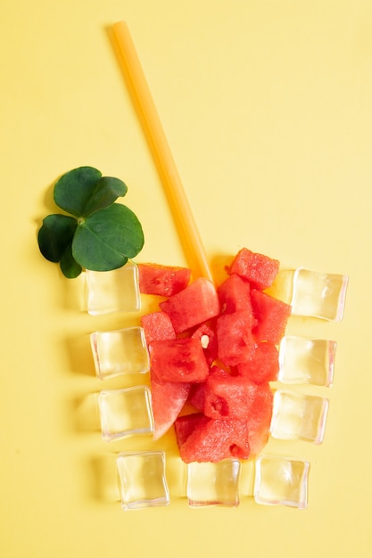 Wassermelonensaftbecher aus Eiswürfel o