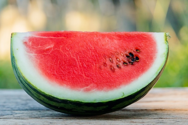 Wassermelonenscheibe auf hölzerner Beschaffenheit