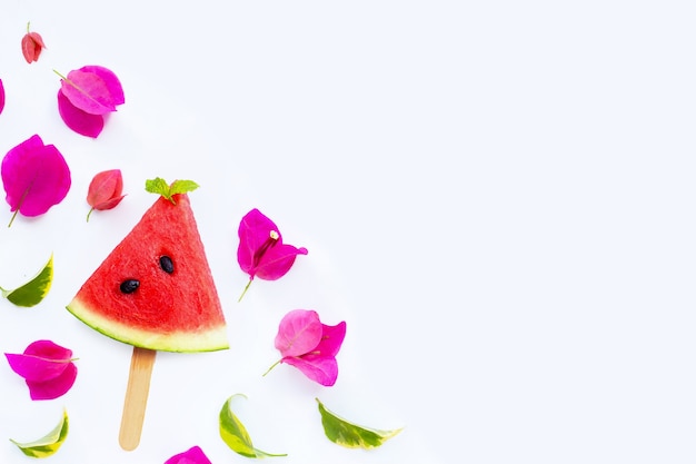 Wassermelonenscheibe Eis am Stiel mit Bougainvillea-Blume auf Weiß on