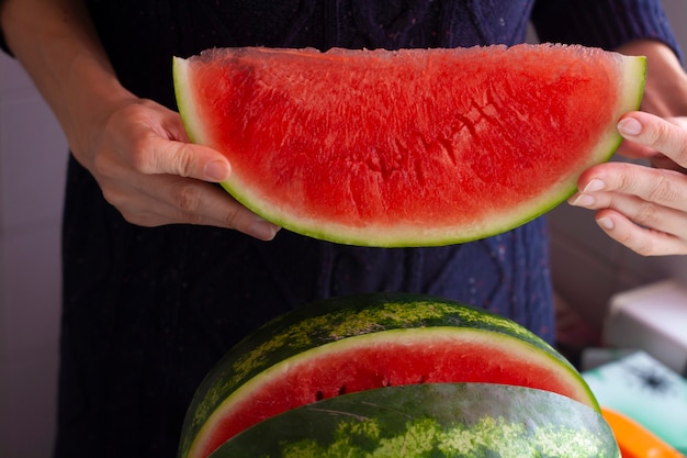 Wassermelonenscheibe in Frauenhänden