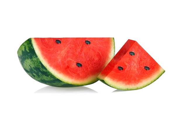 Wassermelonenscheiben isoliert auf weißem Hintergrund.