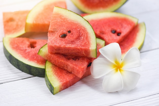 Wassermelonenscheiben und weiße Blume