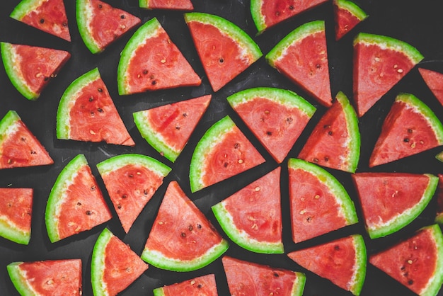 Foto wassermelonenschnitte auf schwarzem hintergrund