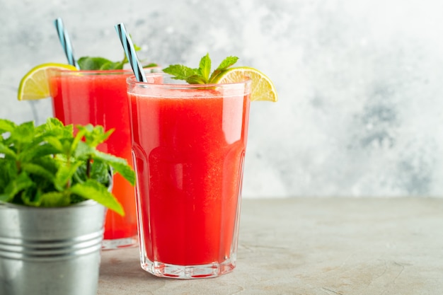 Wassermelonenslushie mit Limette und Minze.