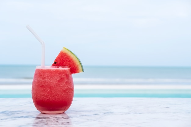 Wassermelonensmoothie auf tropischem Strand.