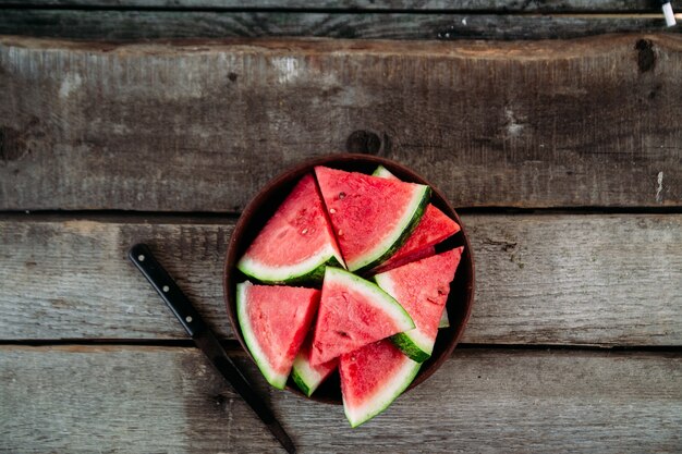 Wassermelonenstücke auf einem Holztisch hautnah