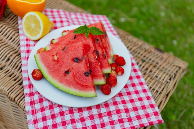 Foto wassermelonenstücke auf einem picknickkorb, sommeressen