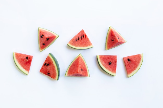 Wassermelonenstücke auf Weiß.