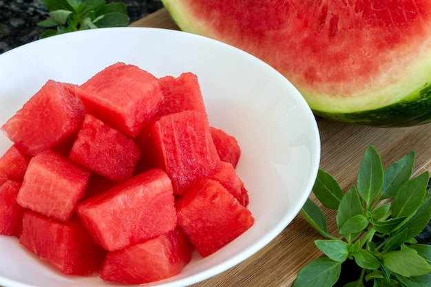 Wassermelonenstücke in einer Schüssel Selektiver Fokus