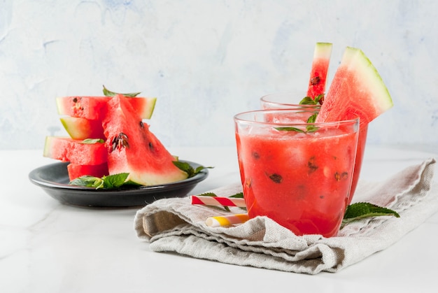 Wassermelonenwodka-Kühlercocktail oder Wassermelonensaft, mit Beilage