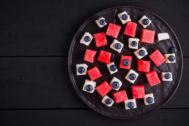 Wassermelonsalat mit Feta-Käse Gesundes Salat mit Blaubeeren Wassermelone und Käse Sommersalat