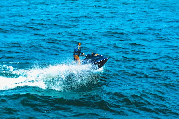 Wassermotorrad mit einem Mann auf dem blauen Meer