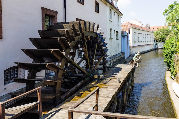 Wassermühle mit Gremlin in Prag Tschechien