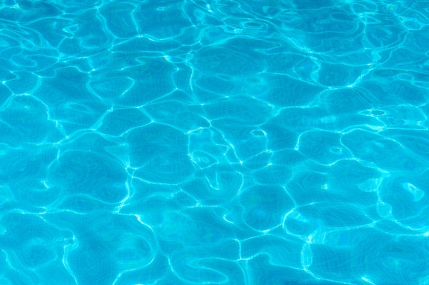 Wasseroberfläche mit Lichtreflexionen in einem Schwimmbad