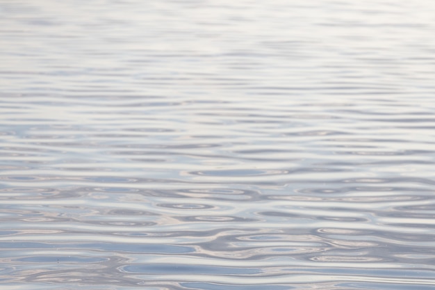 Wasseroberfläche mit Wellen. Wasser Textur. Foto in hoher Qualität