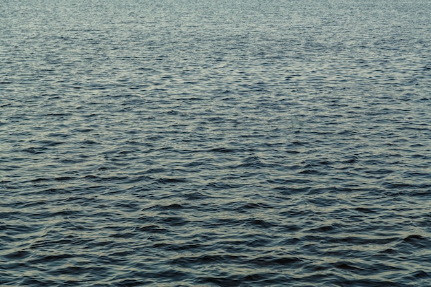 Wasseroberfläche ohne Wellen auf der Flussbeschaffenheit.