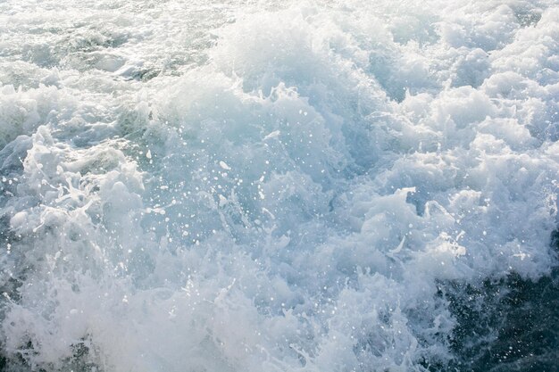 Wasseroberflächenhintergrund mit Schaum und Blasen