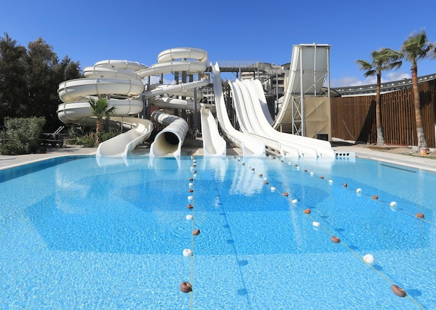 Wasserpark, Sommerwasser, weiße Rutschen und Attraktionen im Resort