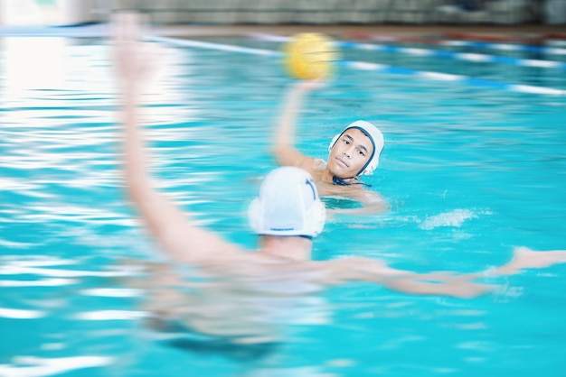 Wasserpolo-Schießball und Menschen im Schwimmbad Training Übung und Fitness-Spiel oder Sportveranstaltung Professioneller Schwimmer Mann oder Team im Wettbewerb Athlet Herausforderung und Geschwindigkeit Blur oder Splash