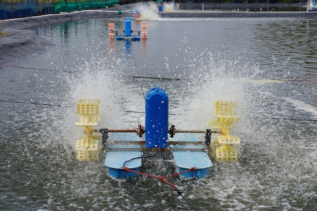 Wasserrad in einer Fischfarm oder einem Fischteich