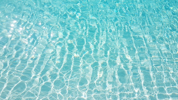 Wasserreflexion mit blauem Farbverlauf für Hintergrundbild