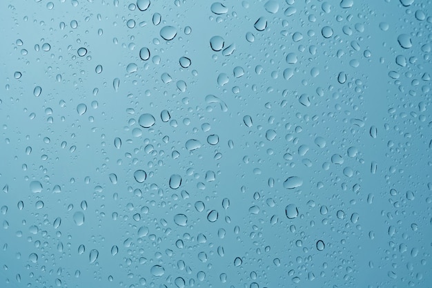 Wasserregen fällt auf Fenster. Regen Hintergrund