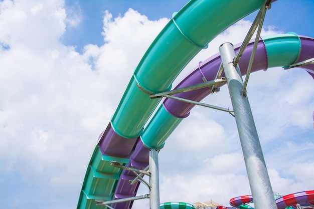 Wasserrutsche mit blauem Himmel im Wasserpark