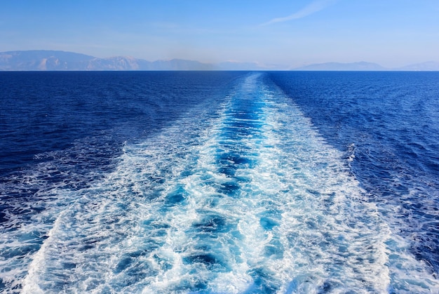 Wasserschaumspur hinter Schiff auf dem Meer