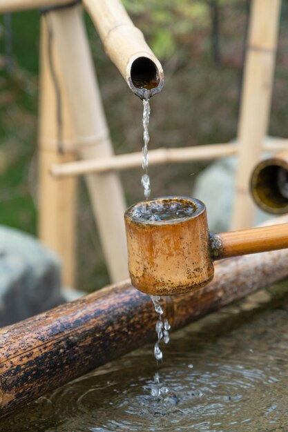 Foto wasserschüssel und waschbecken für die reinigung im schrein in kyoto, japan