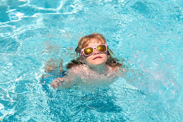 Wasserspielzeug für Kinder Kinder spielen im tropischen Resort Kinder spielen im Pool Sommeraktivität