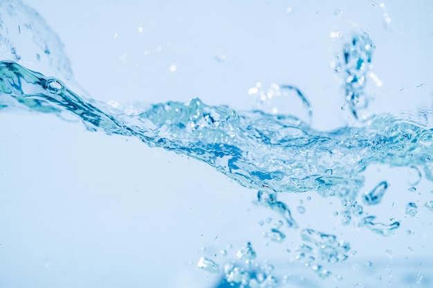 Wasserspritz isoliert auf weißem Hintergrund Luftblasen schwimmen unter blauem Wasser Reines Wasser Welle Sauerstoff Entspannung Blaue Blasen Wasser Textur