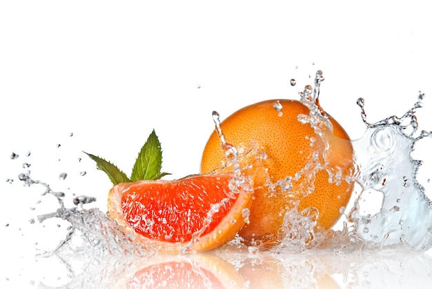 Wasserspritzer auf Grapefruit mit Minze isoliert auf Weiß